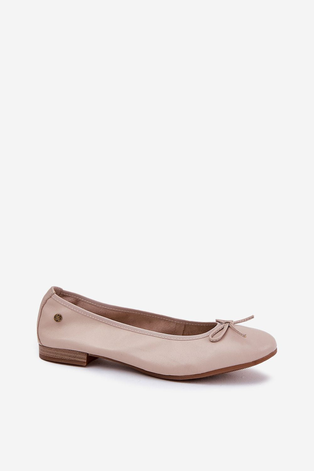 Close-up of the sophisticated rounded toe design of Maciejka Women's Ballerina Flats, emphasizing luxury and comfort from Step in Style.