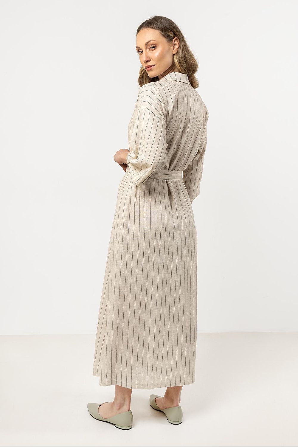 Detailed view of the size chart for the elegant linen shirtdress by awama, offering a variety of sizes including S, M, L, and XL for the perfect fit.