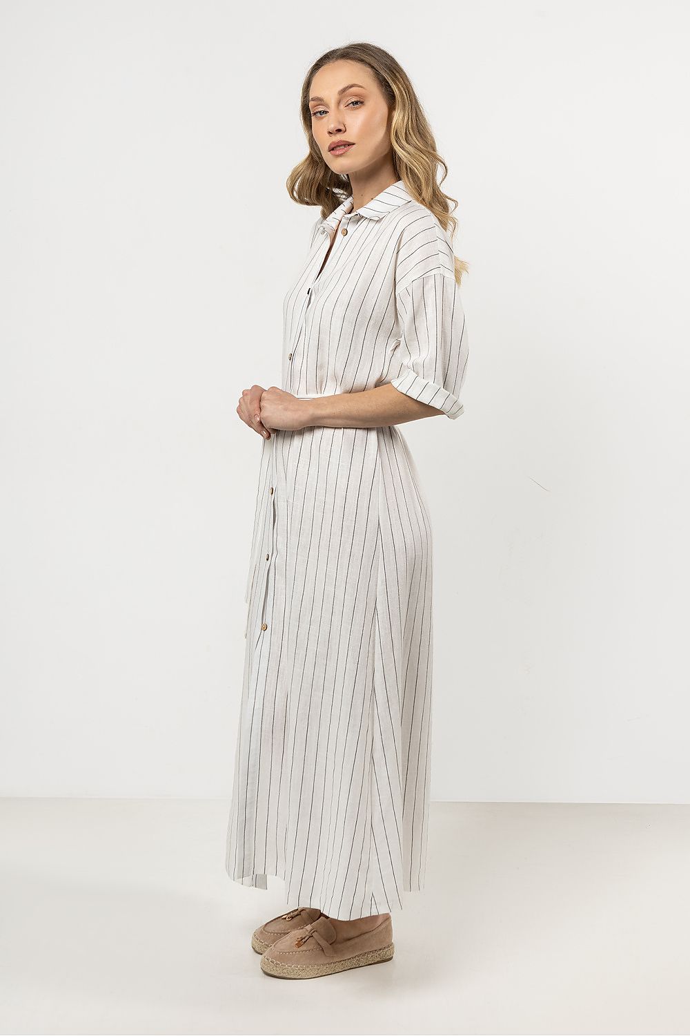 Stylish linen shirtdress with chic stand-up collar and button closure by Awama, designed for optimal elegance and comfort.