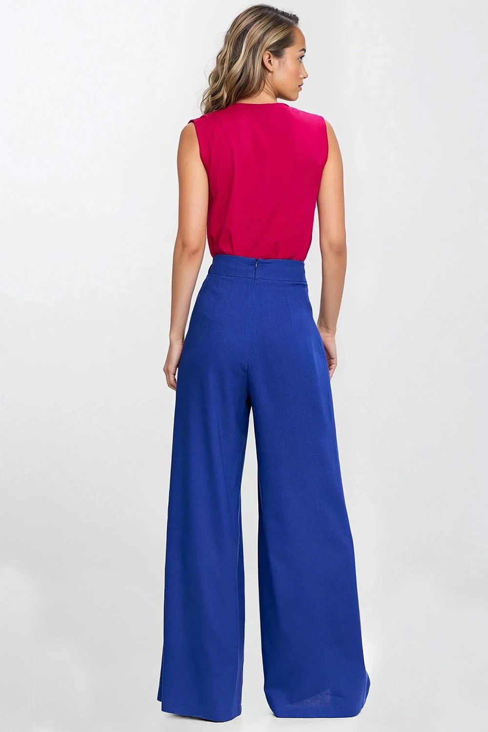 Close-up view of decorative pleats on Nife's high-waisted women's trousers, made from lightweight linen-rayon fabric, perfect for chic styling.