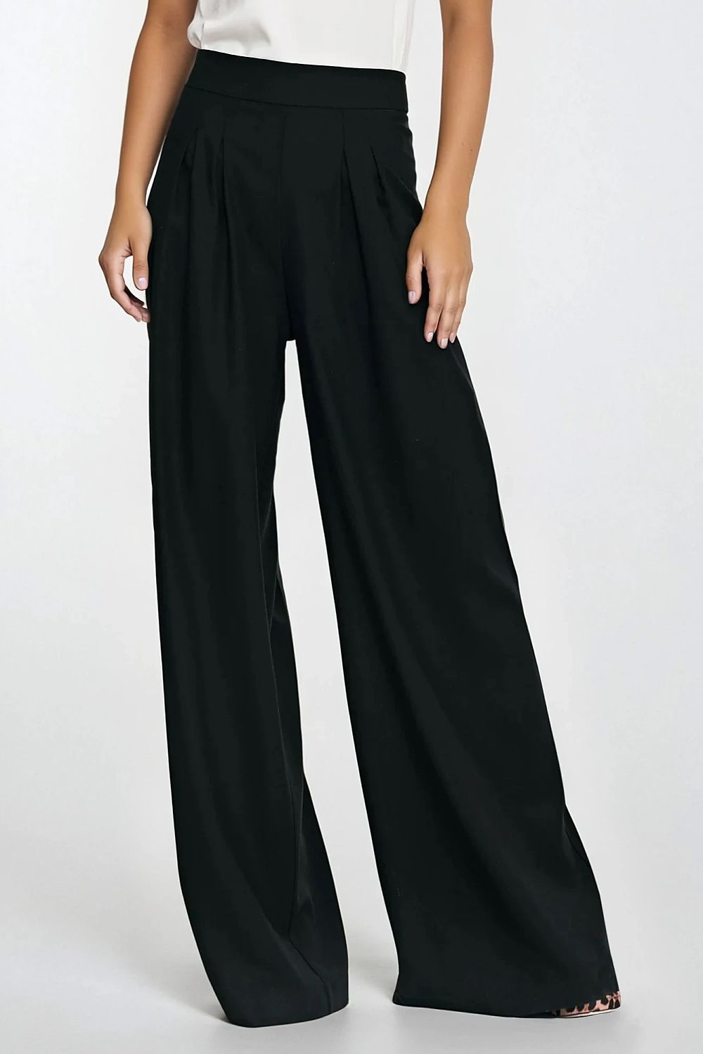 Full-length image of Nife's women's palazzo trousers, elegantly flowing and designed for both casual and formal occasions.