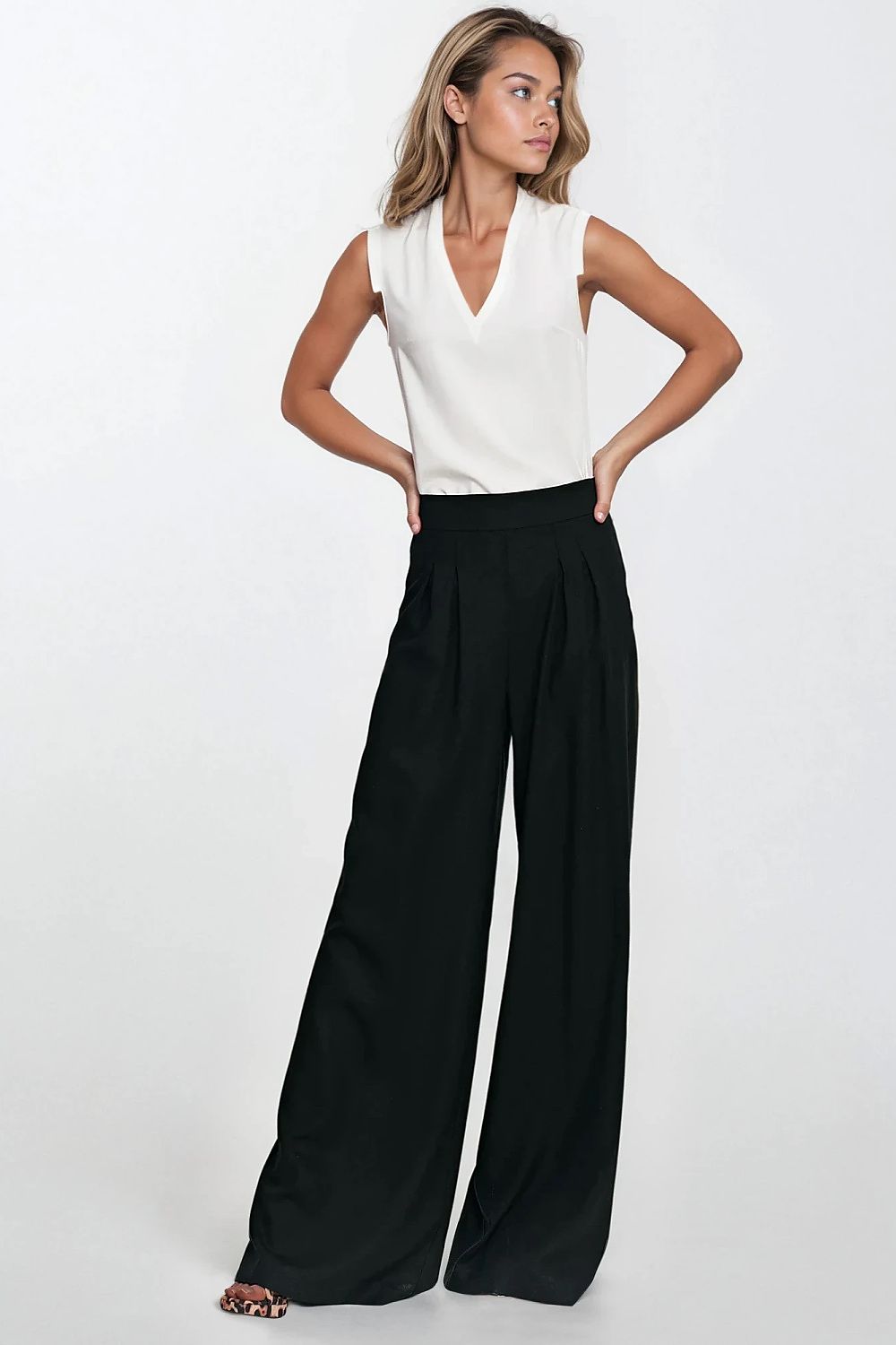Elegant high-waisted women's trousers with palazzo legs by Nife, showcasing a linen-rayon blend fabric.