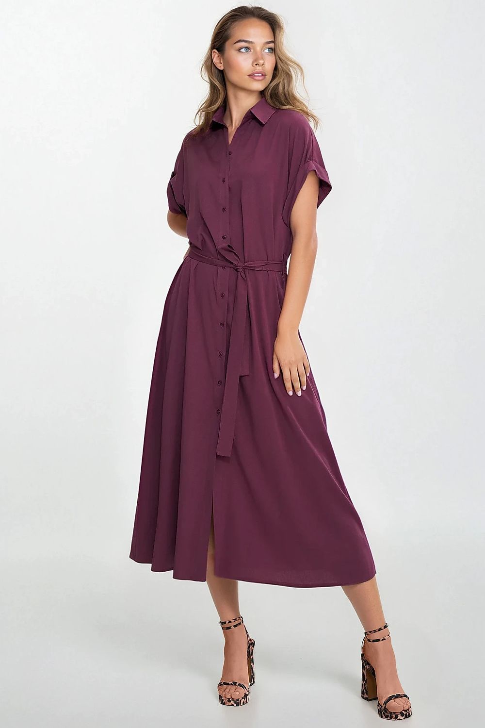 Luxurious lightweight linen-blend daydress by Nife, featuring a relaxed fit, round neckline, and elegant dropped cap sleeves, perfect for summer styling.