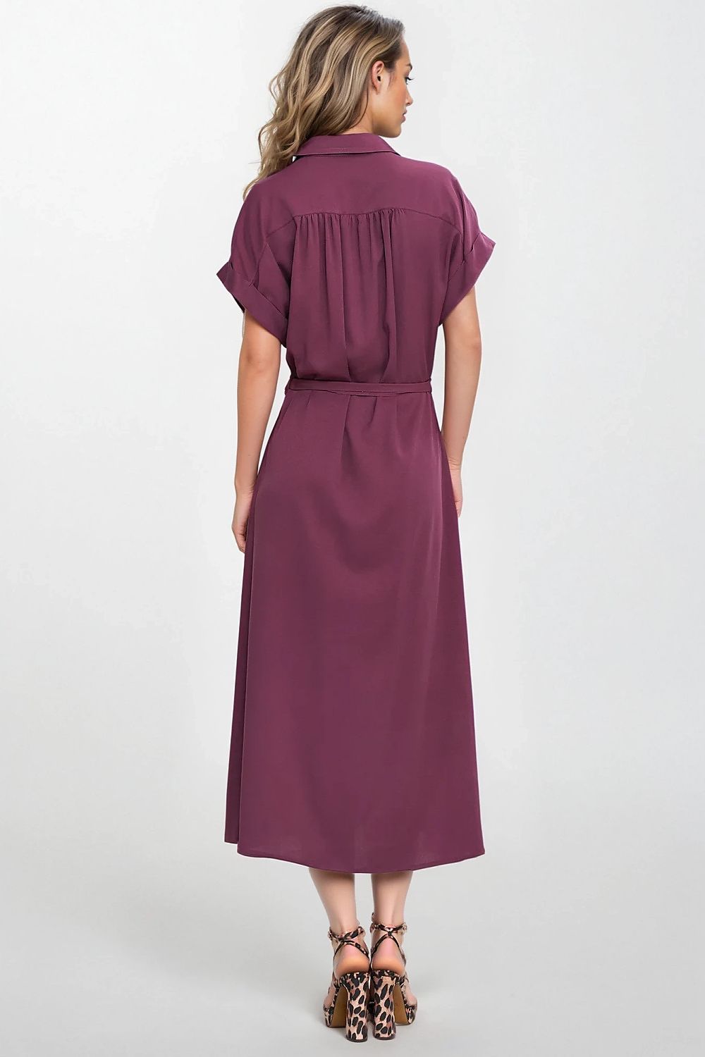 Close-up view of the Relaxed Fit Daydress by Nife featuring a round neckline and a dropped cap sleeve, perfect for a chic summer look.