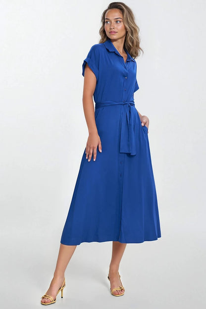 Elegant knee-length Relaxed Fit Daydress by Nife with delicate pleats and side seam pockets, crafted from breathable linen-blend fabric.
