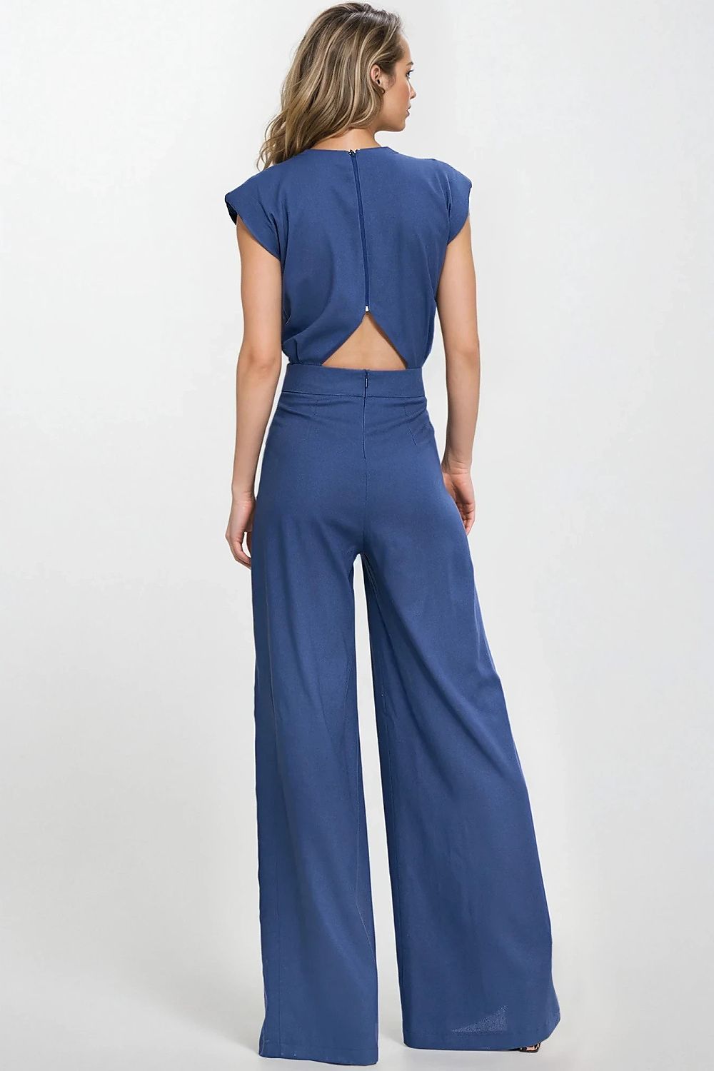 Elegant linen-blend jumpsuit by Nife featuring a sophisticated boat neckline and flowing palazzo pants, perfect for summer outings and special occasions in sizes EU 36 to 42.
