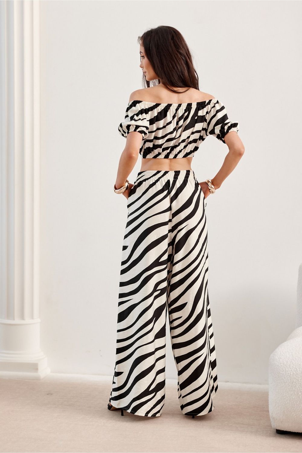 Roco Fashion Noemi Summer Blouse worn by a model, exemplifying summer chic with a figure-flattering crop cut and elastic waist.