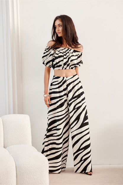 Back view of Roco Fashion Noemi Summer Blouse, featuring Spanish neckline and breathable design for warm weather elegance.