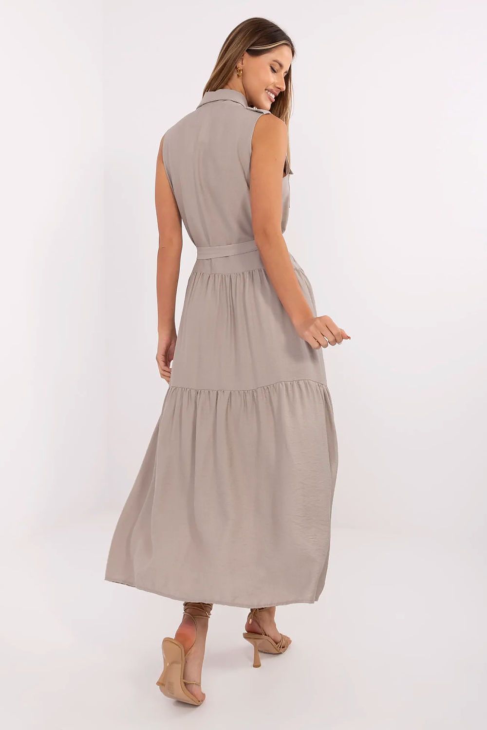 Detail of the classic collar and button closure of the Maxi Daydress by Italy Moda, accentuating a refined and elegant look.