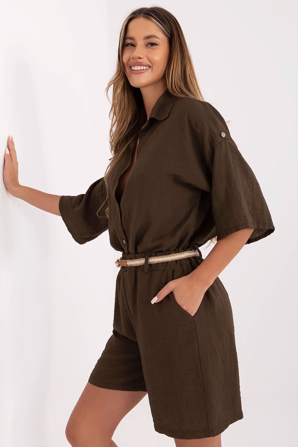 Stylish high-waisted linen viscose shorts from Italy Moda, featuring boho design with practical side pockets, perfect for summer elegance.