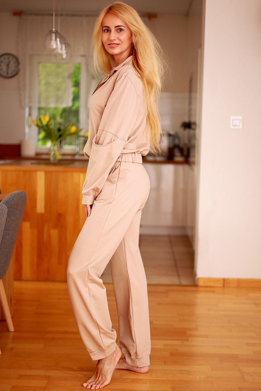 Mirale Luxe Cotton Jersey Fogo Set styling, highlighting the versatility of the zip-up sweatshirt and loose-fit sweatpants.