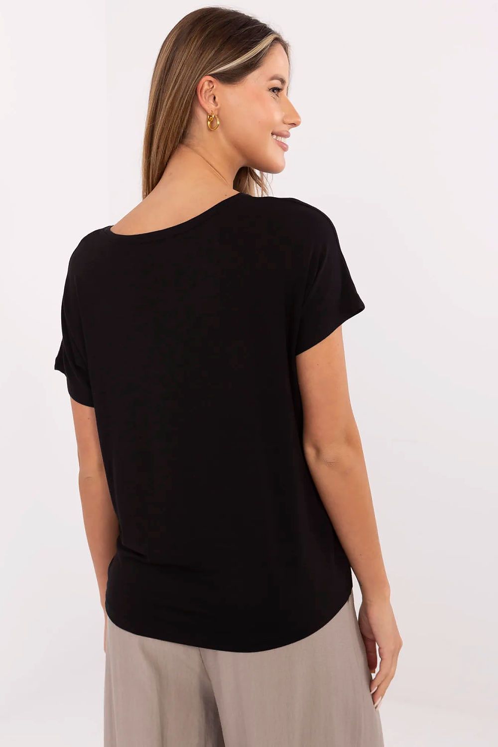 Elegant casual women's t-shirt from Sublevel, showcasing a round neckline and short sleeves with fashion-forward print.