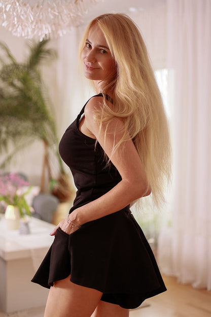 Model wearing the Mia fitted cotton t-shirt by Mirale in a sporty outfit, demonstrating its versatility and flattering fit.