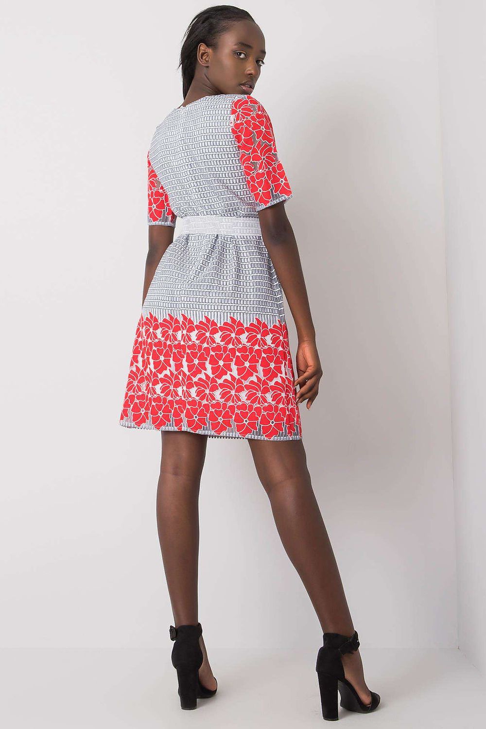 Model wearing the Lakerta elegant linen daydress, demonstrating its classic round neckline and short sleeves for an effortlessly chic look.