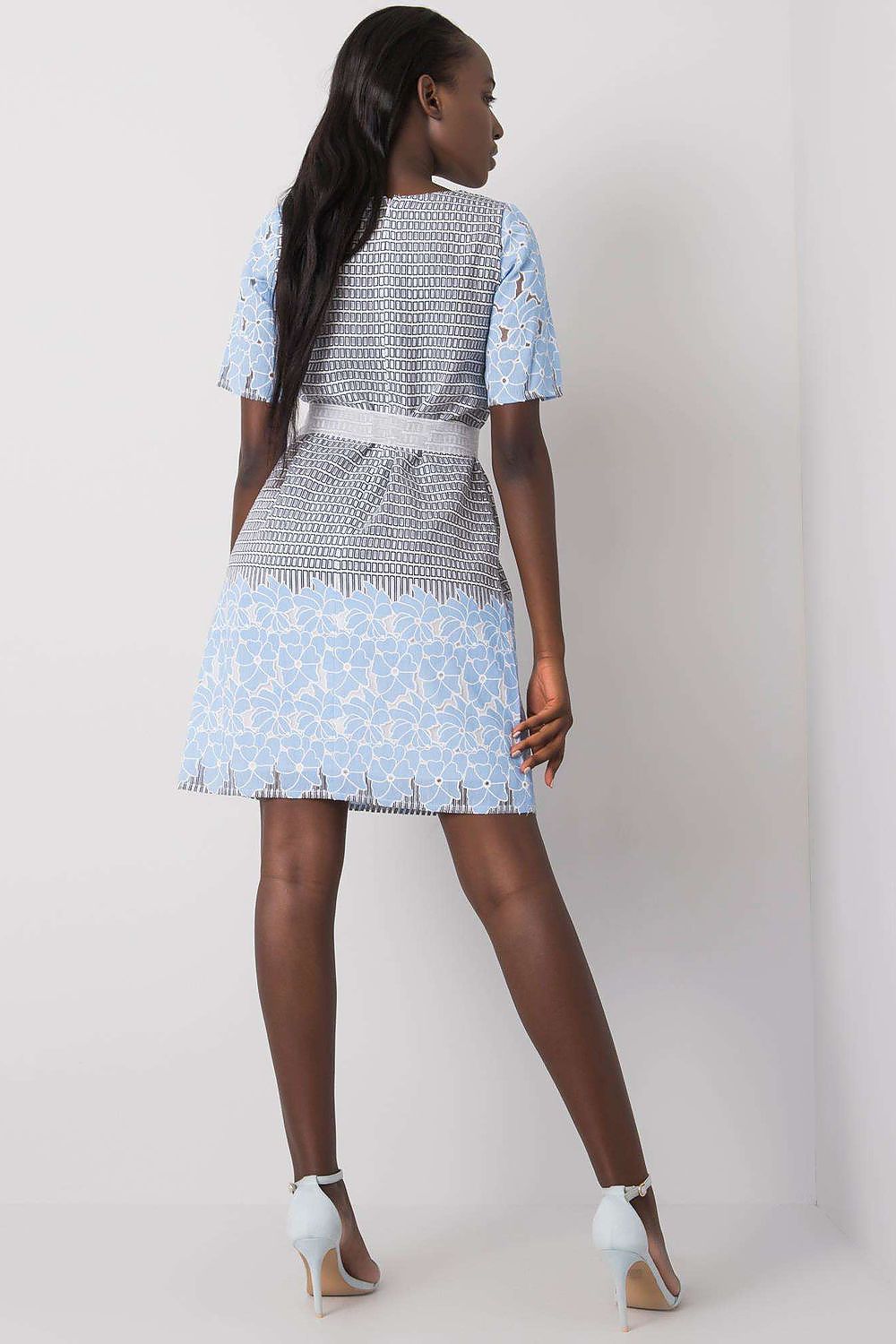 Close-up view of the practical hidden zipper closure of the Lakerta elegant linen daydress, enhancing its chic appearance and easy wear.