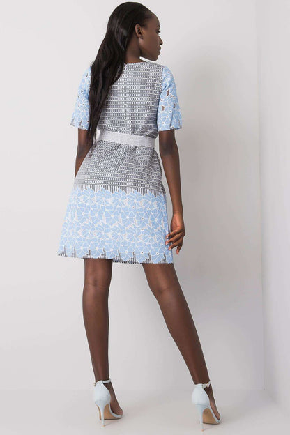 Close-up view of the practical hidden zipper closure of the Lakerta elegant linen daydress, enhancing its chic appearance and easy wear.