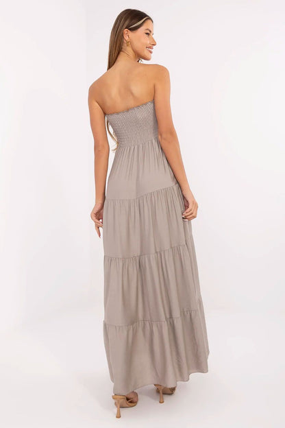 Close-up of the stylish rectangular neckline and elastic shirring details of the Italy Moda summer maxi dress, ideal for warm weather.