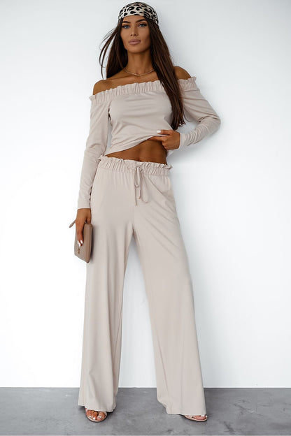 Close-up of the LaBalancia viscose blouse showcasing long sleeves and a flattering Spanish neckline, perfect for any elegant occasion.