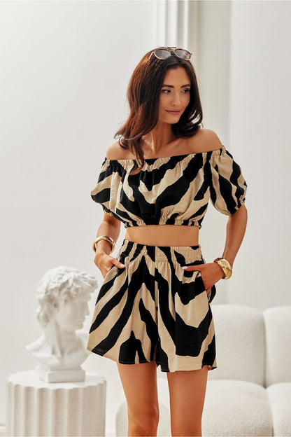 Roco Fashion Noemi Summer Blouse featuring a stunning Spanish neckline, captured elegantly to showcase its feminine charm in soft viscose-cotton blend.