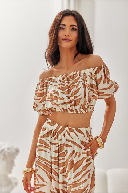 Roco Fashion Noemi Summer Blouse styled on a mannequin, exhibiting its feminine crop cut and elastic waist for a flattering silhouette.