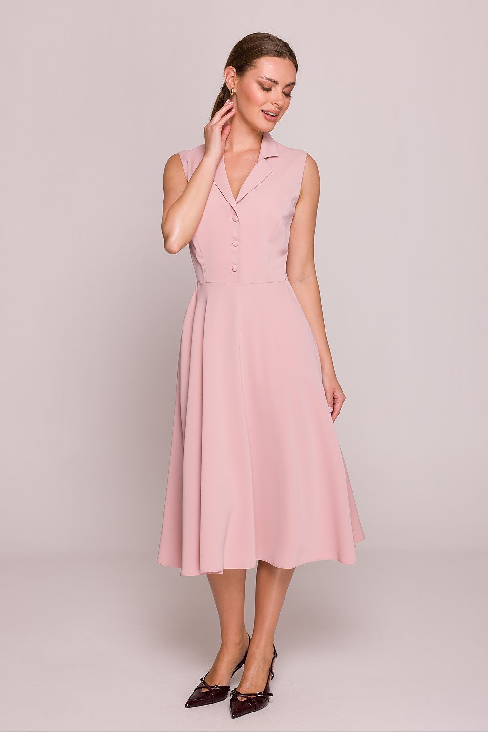 Stylove midi cocktail dress with functional side pockets, embodying modern elegance with a comfortable fit, ideal for elegant dinners.