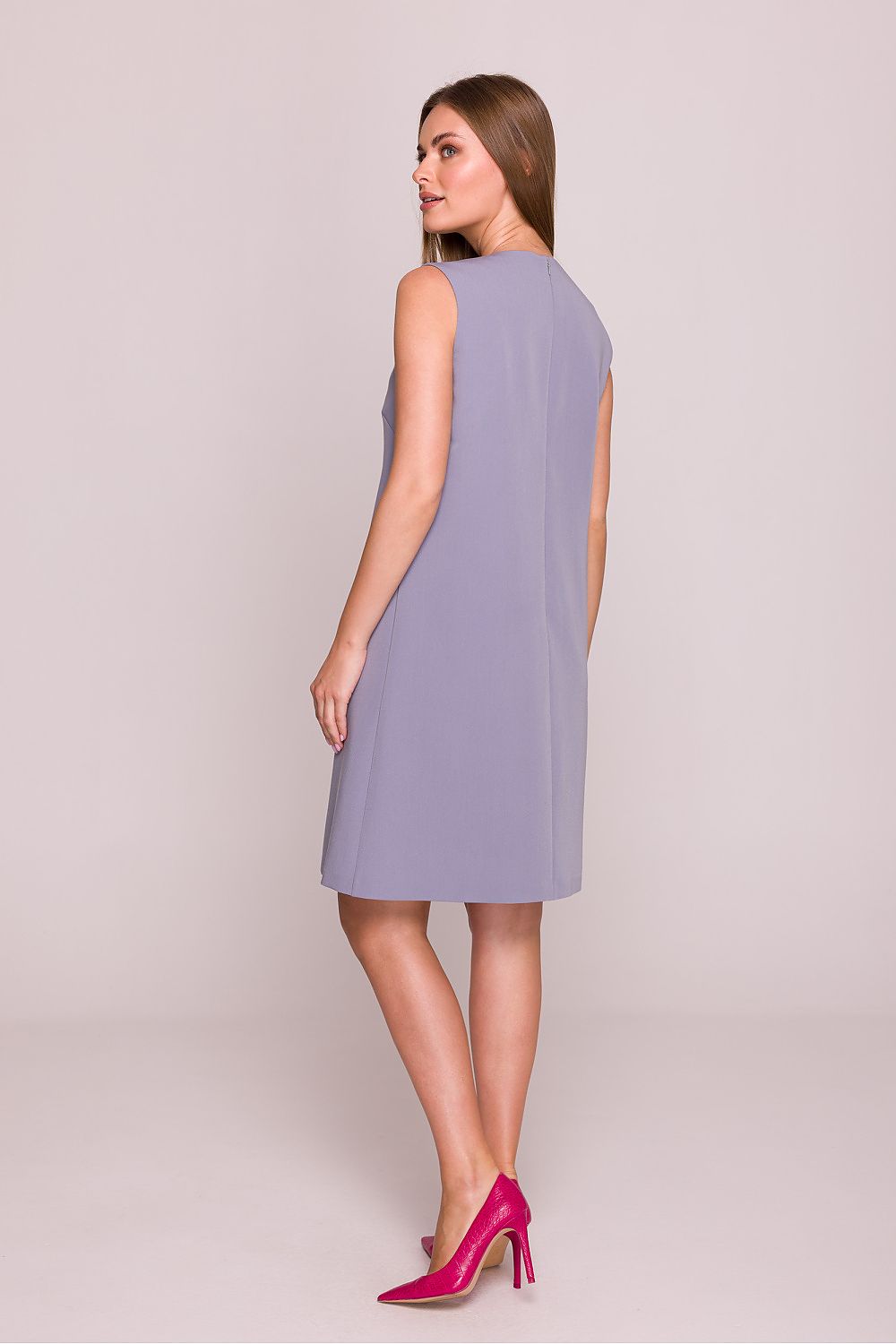 Stylove sleeveless daydress featuring a round neckline embellished with discreet metal detail, merging elegance with modern design.