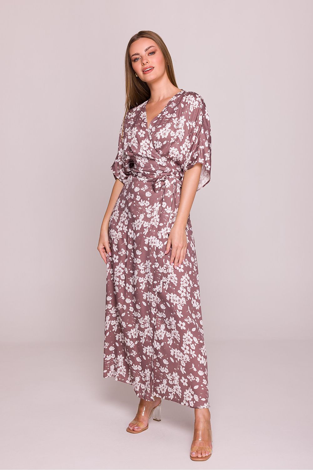 Elegant floral viscose daydress, designed by Stylove, showcasing a striking slit and loose fit, perfect for warm occasions.