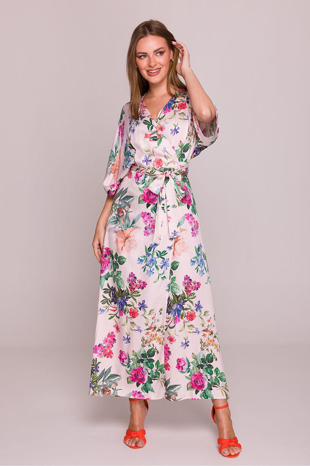 Sophisticated loose fit daydress with a delicate floral pattern by Stylove, emphasizing comfort and elegance for special events.