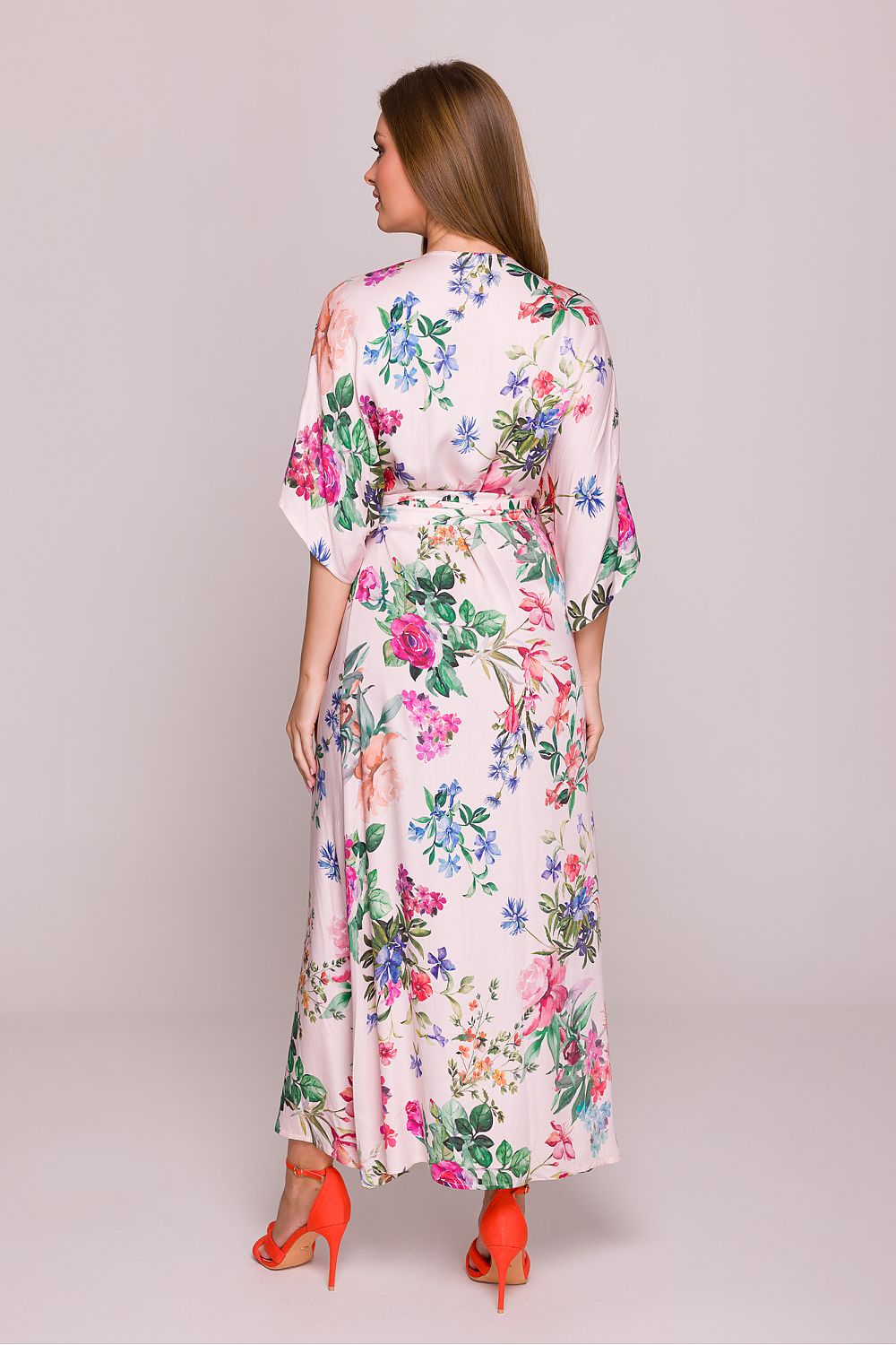 Chic daydress with a flared bottom and waist tie from Stylove, combining feminine design and breathable viscose for a refined summer style.