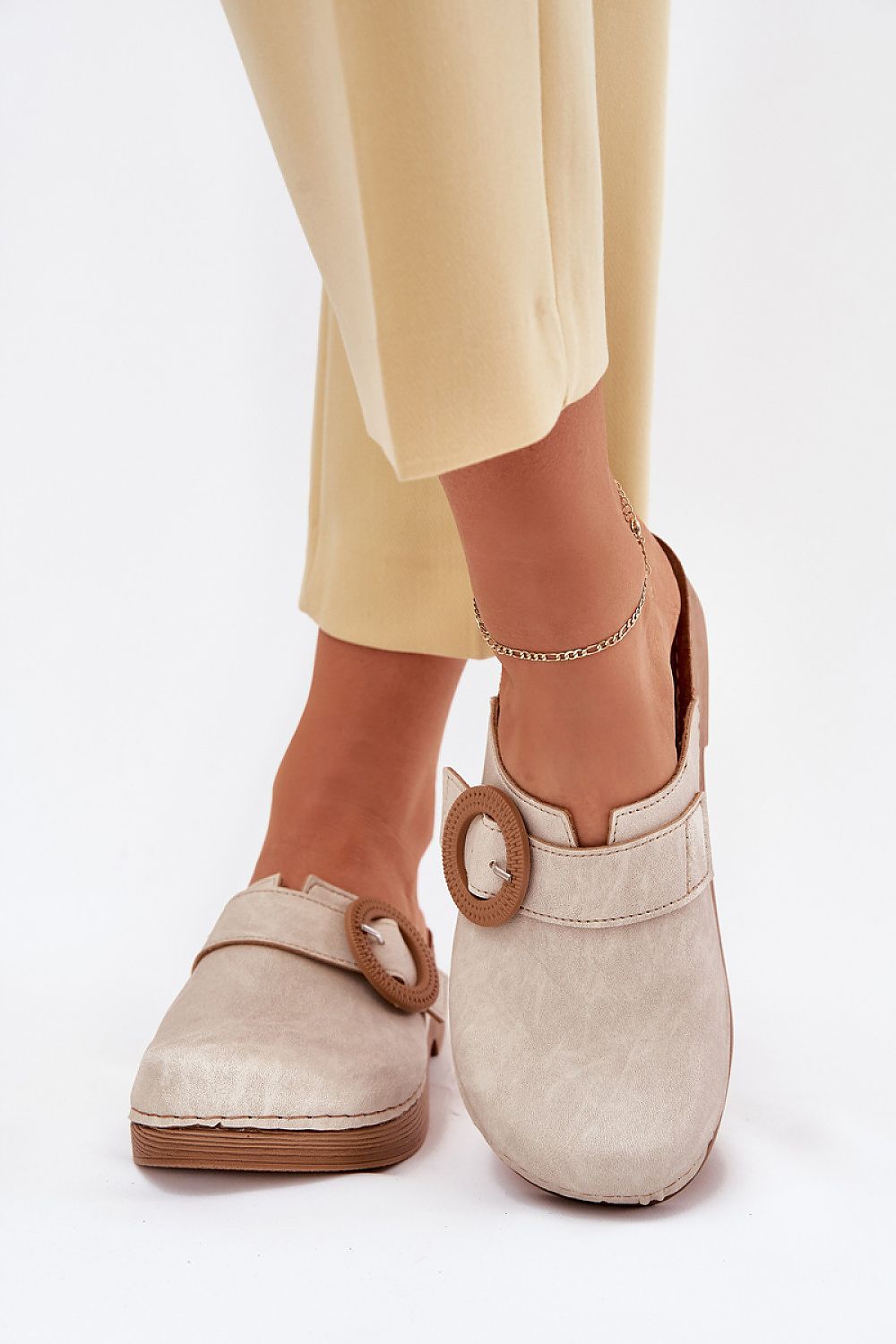 Stylish and luxurious adjustable women's flip-flops by Step in Style, available in EU sizes 36-41, highlighting lightweight and flexible sole.