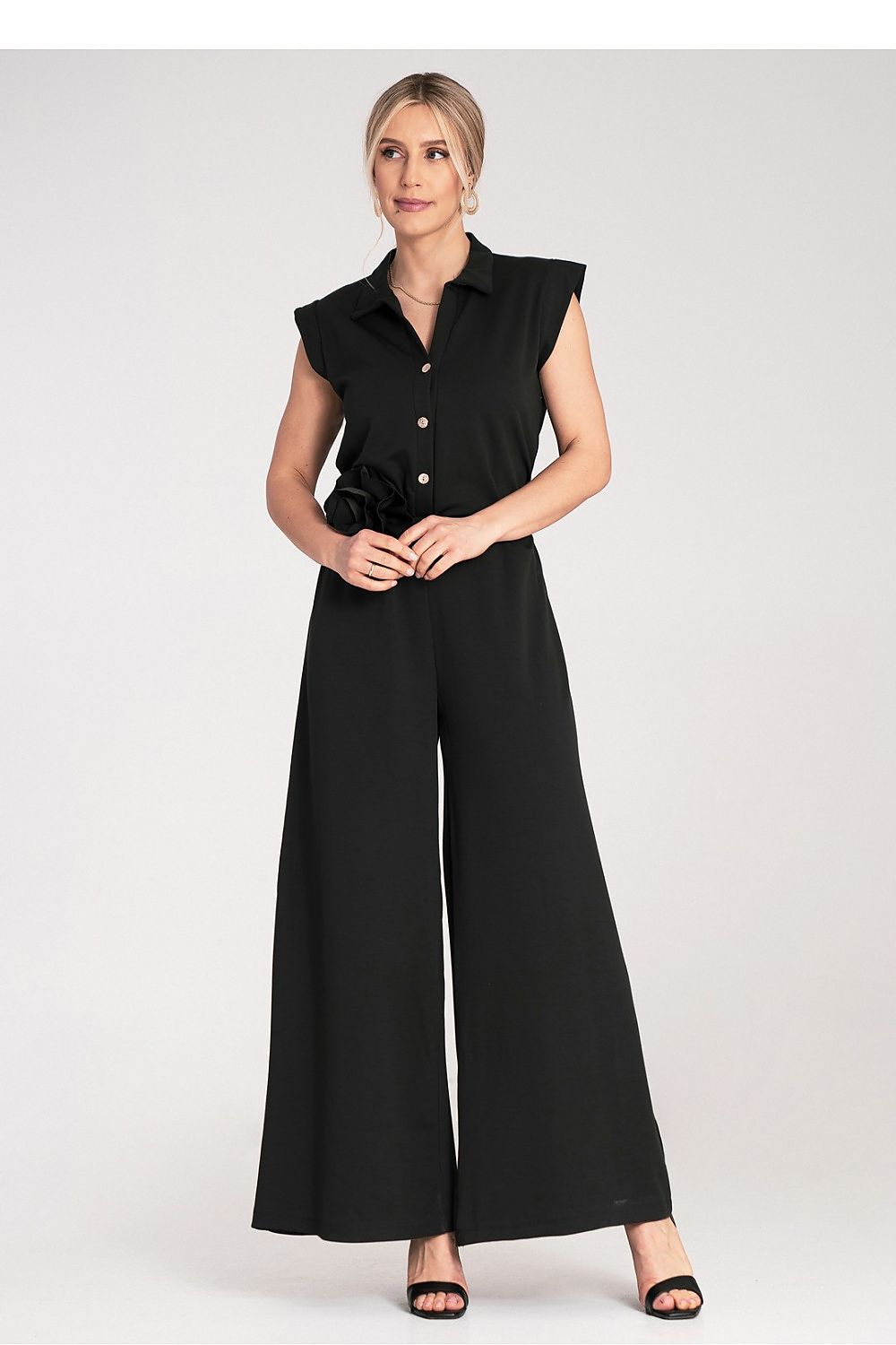 Elegant detail of the thin belt with decorative flower on Figl's luxury collar jumpsuit, adding a refined touch.