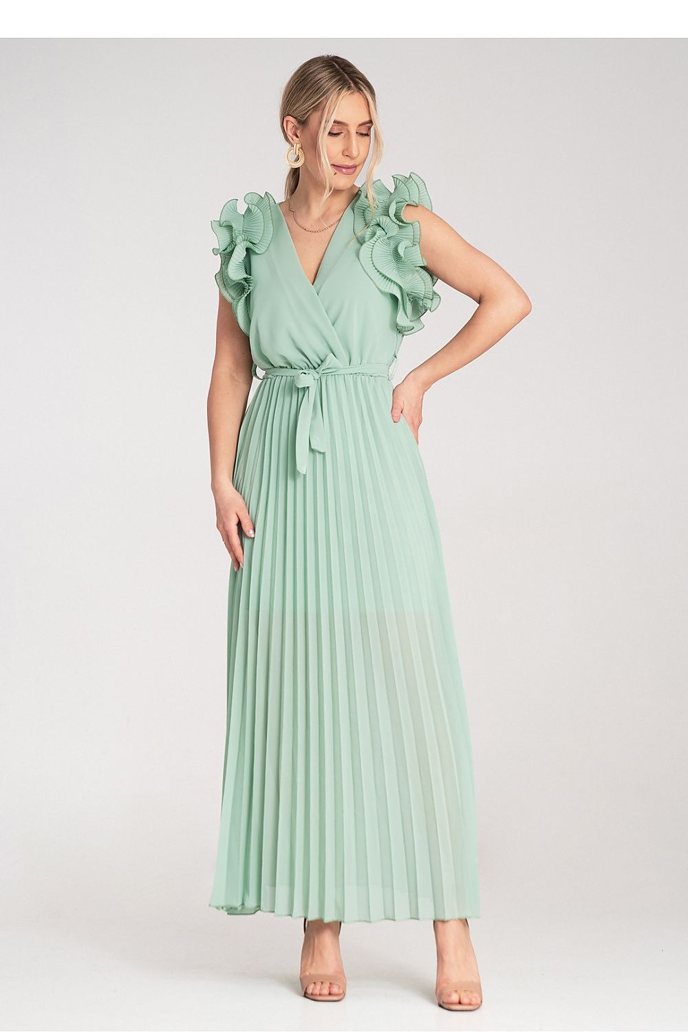 Side view of the Figl maxi dress highlighting the waist with an elastic band and fabric belt, accentuating a chic silhouette for elegant evening wear.