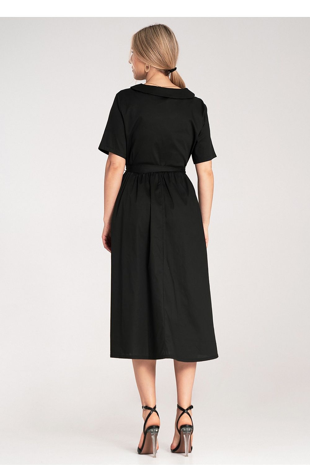 The sophisticated button closure and short sleeves detail of Figl's stylish cotton midi dress, perfect for chic summer outings.