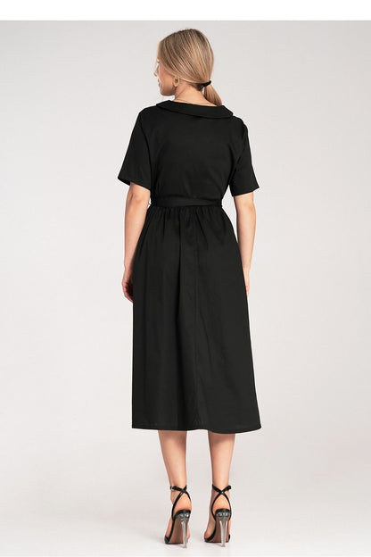 The sophisticated button closure and short sleeves detail of Figl's stylish cotton midi dress, perfect for chic summer outings.