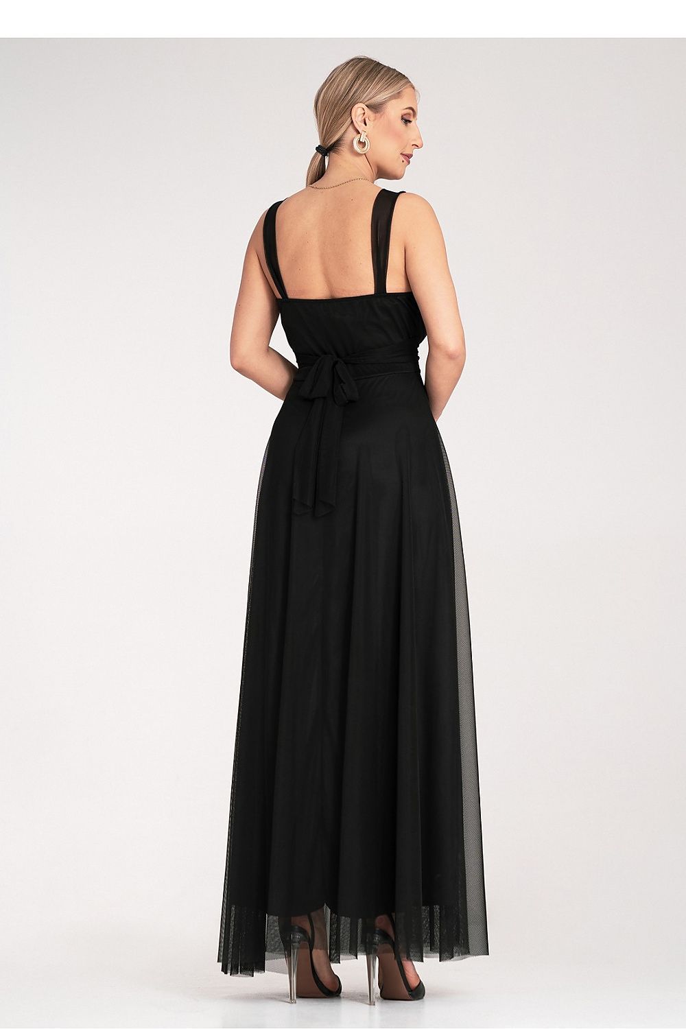 The elegant Figl maxi dress elegantly drapes to floor-length, demonstrating its versatility for both casual and formal attire.