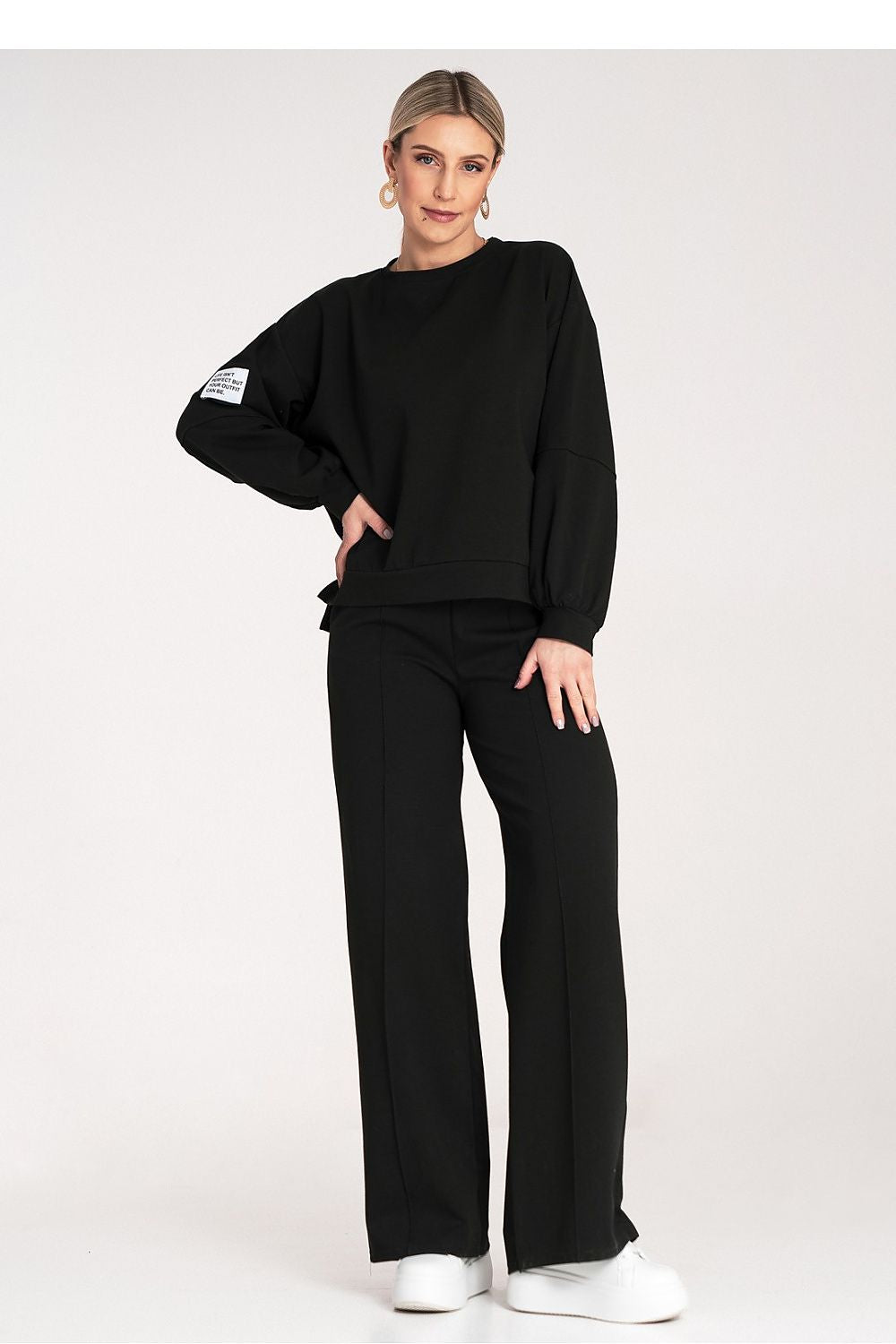 Luxurious black tracksuit set by Figl featuring a loose sweatshirt with wide sleeves and wide pants, perfect for a stylish and comfortable casual look.