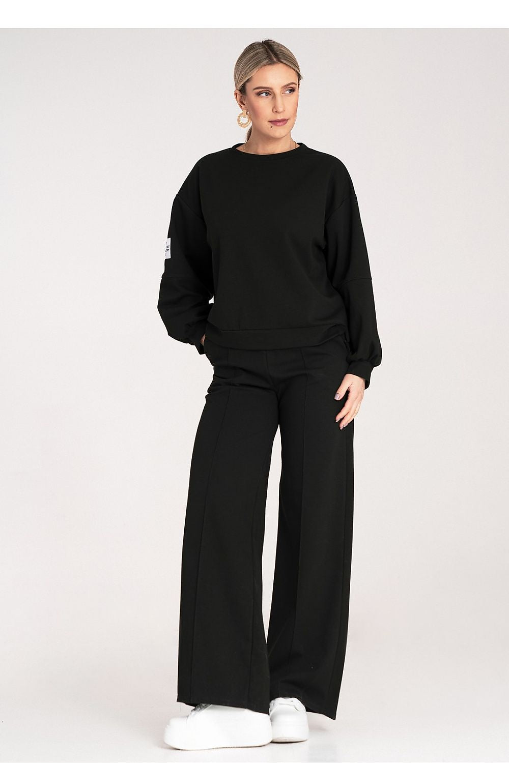 Elegant black tracksuit set from Figl, includes a relaxed-fit sweatshirt with long sleeves and wide elasticated pants.