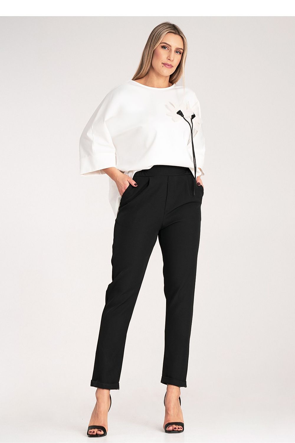 Elegant fitted women’s trousers by Figl featuring a high waist, stylish rolled-up cuffs and slip pockets, perfect for a luxe wardrobe.