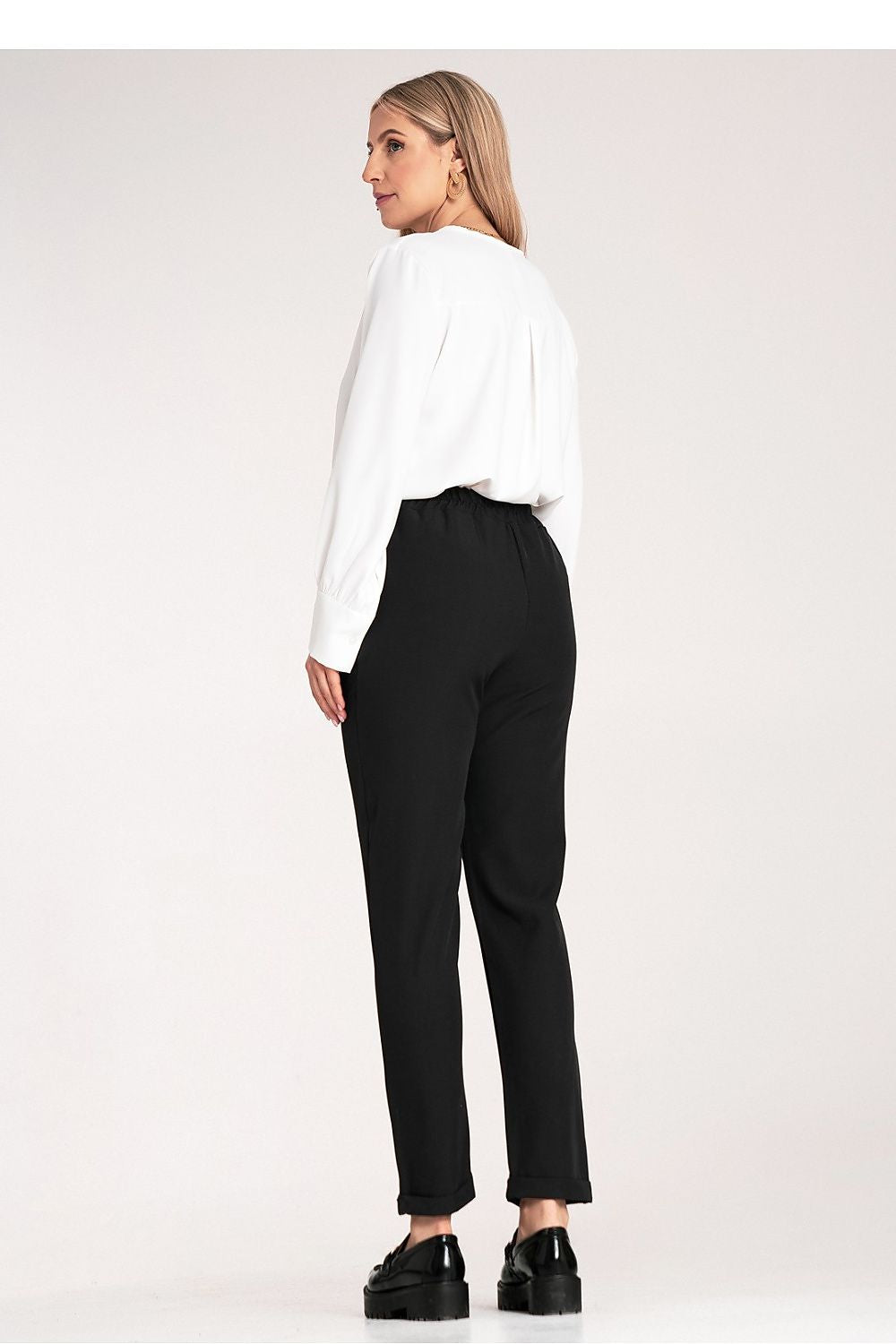 Women wearing Figl's elegant fitted trousers, styled with rolled-up cuffs, exemplifying a chic and fashionable look.