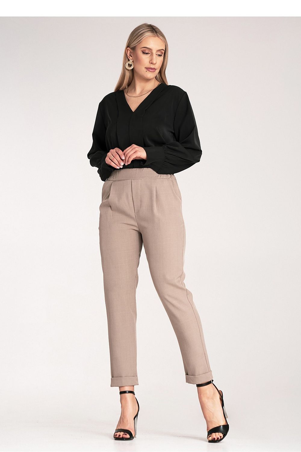 Stylish fitted women's trousers by Figl in size S/M, perfect for a fashion-forward look with a tailored finish.