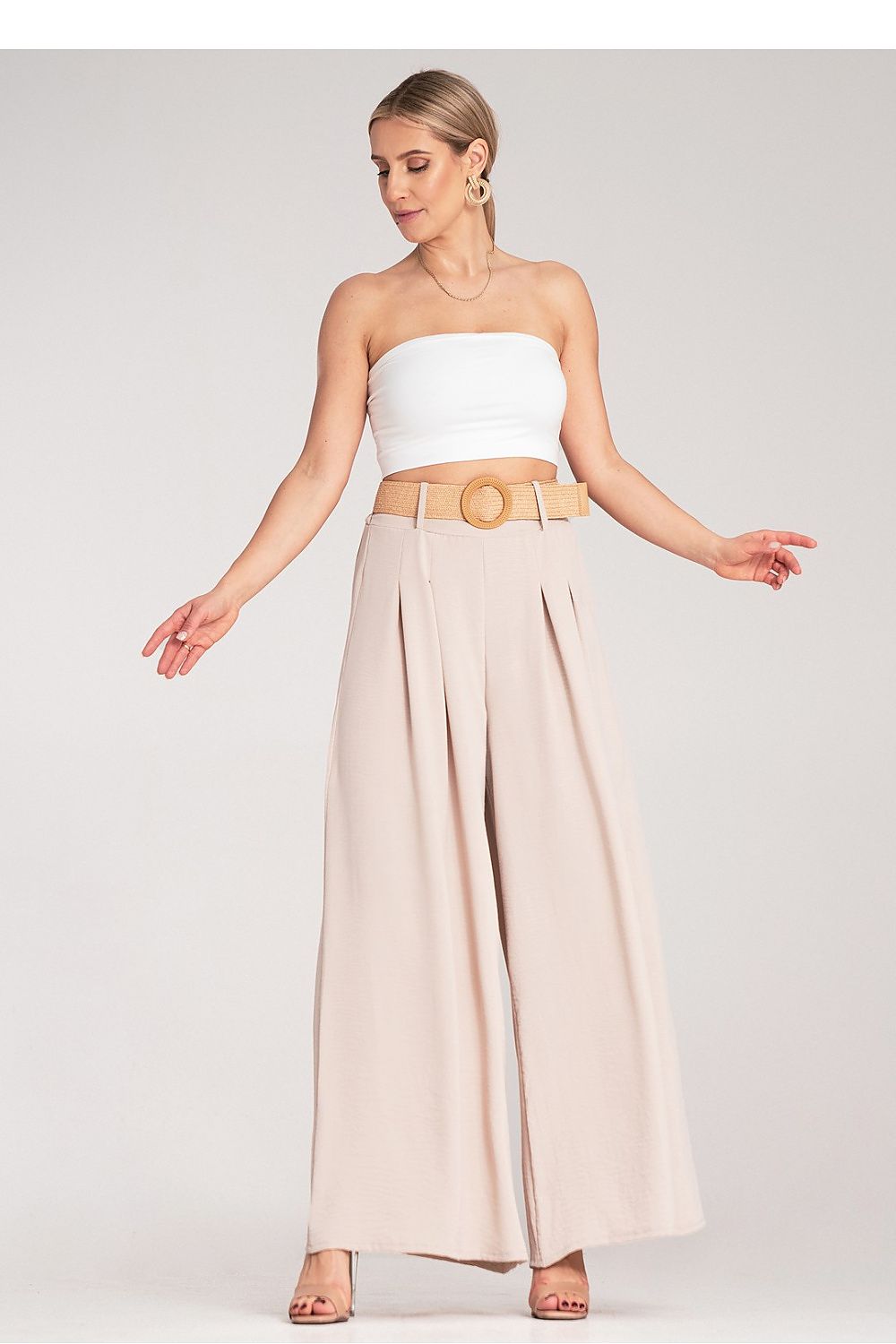 Close-up of Figl's luxury wide trousers with a high waist and decorative woven belt, emphasizing the elegant pleats and premium fabric.