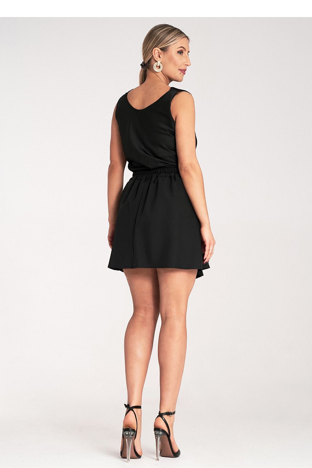 Elegant pleated mini skirt by Figl, featuring an elastic waistband in a luxurious design, perfect for sophisticated occasions. Size EU S/M | US S/M.