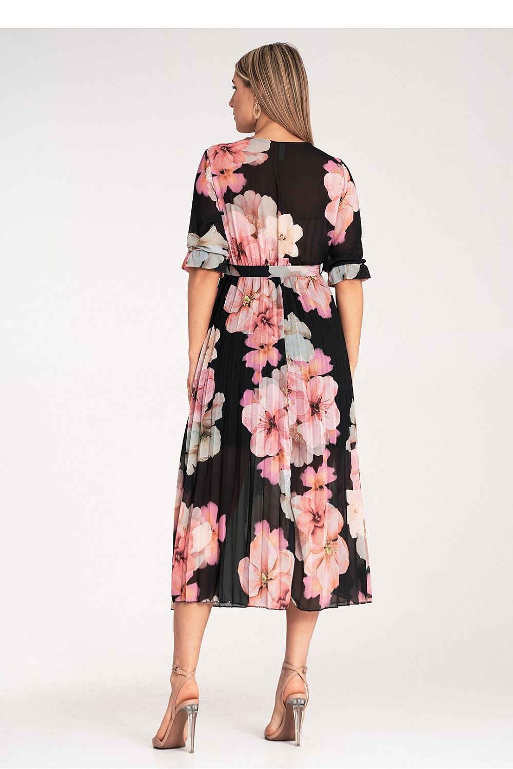 Chic 3/4 length sleeves with delicate ruching on a Figl floral print midi dress, ideal for adding a touch of luxury to any wardrobe.