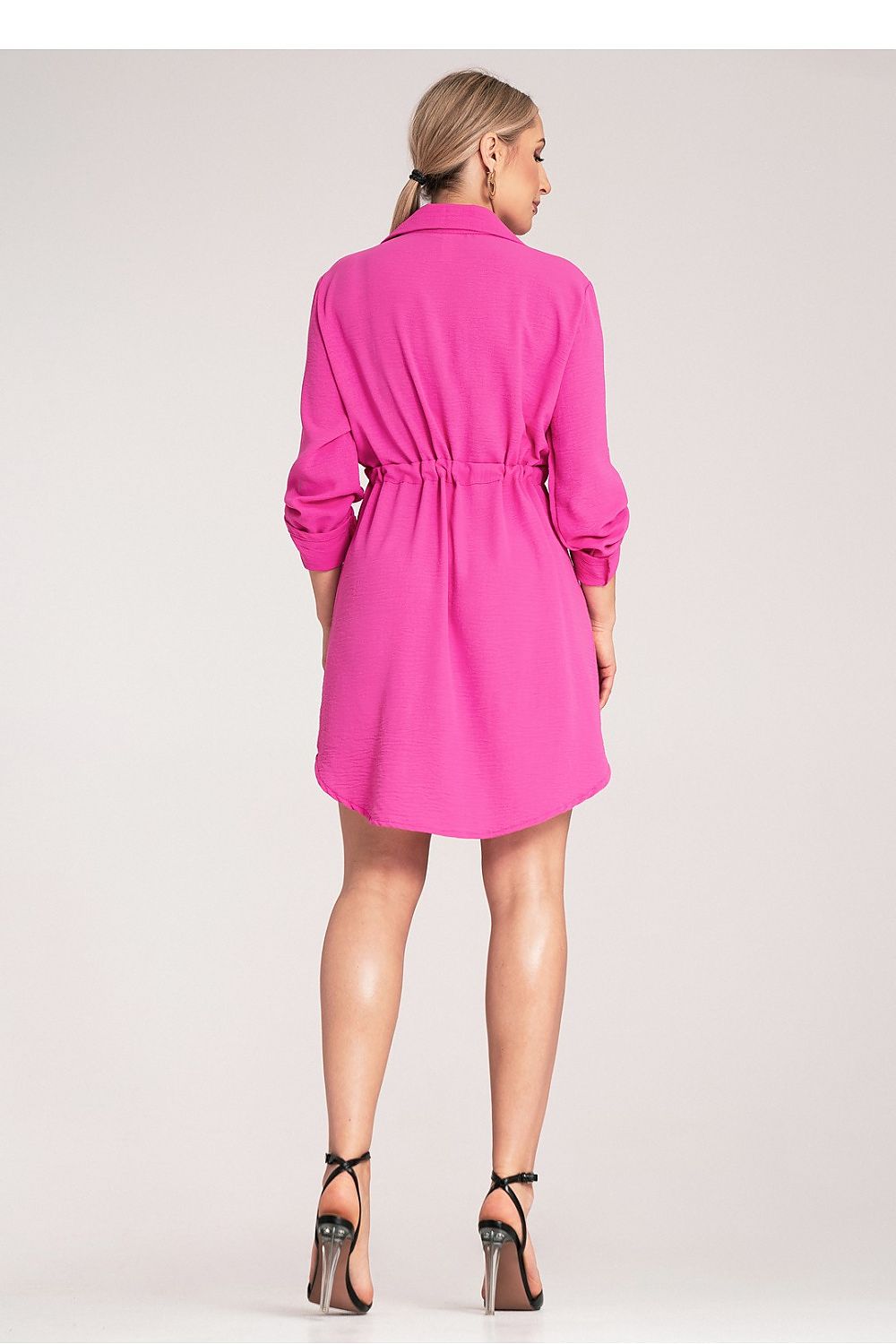 Stylish Figl shirt dress with a classic collar, showcasing two chest pockets and a tailored waist tie for a sophisticated look.