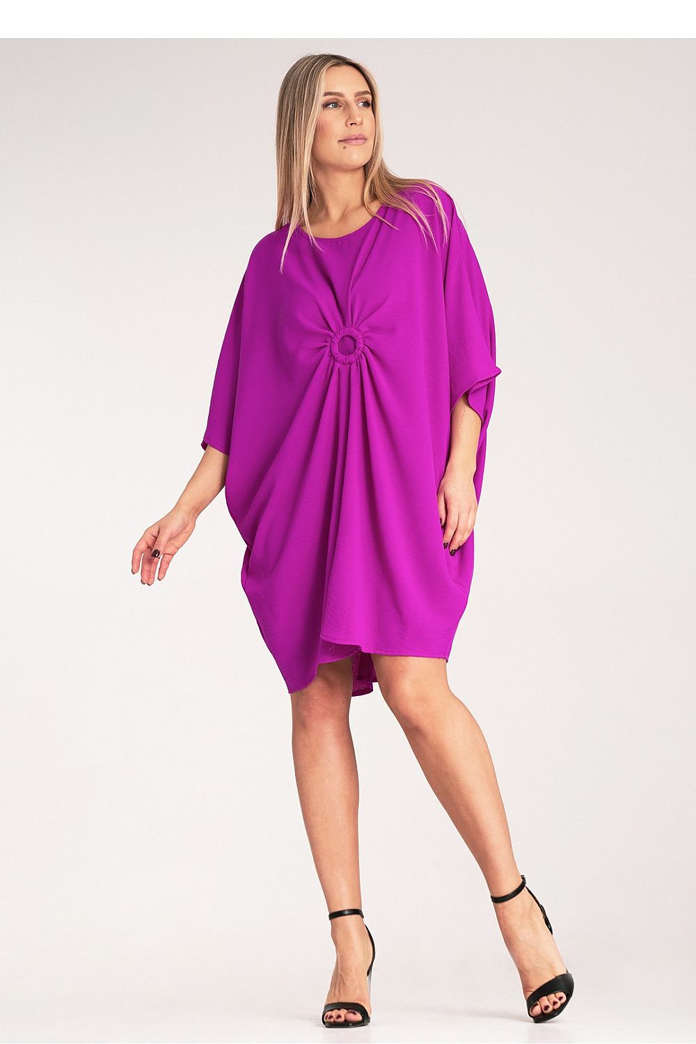 Elegant Figl loose daydress with decorative ruched effect and wide sleeves, suitable for sizes S to XL.