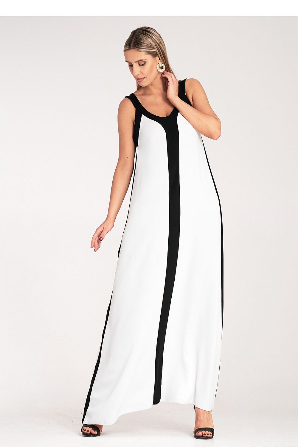 Chic Figl maxi dress with an optically slimming silhouette, showcasing a unique black and white pattern, tailored for sophisticated style and comfort in sizes S to XL.