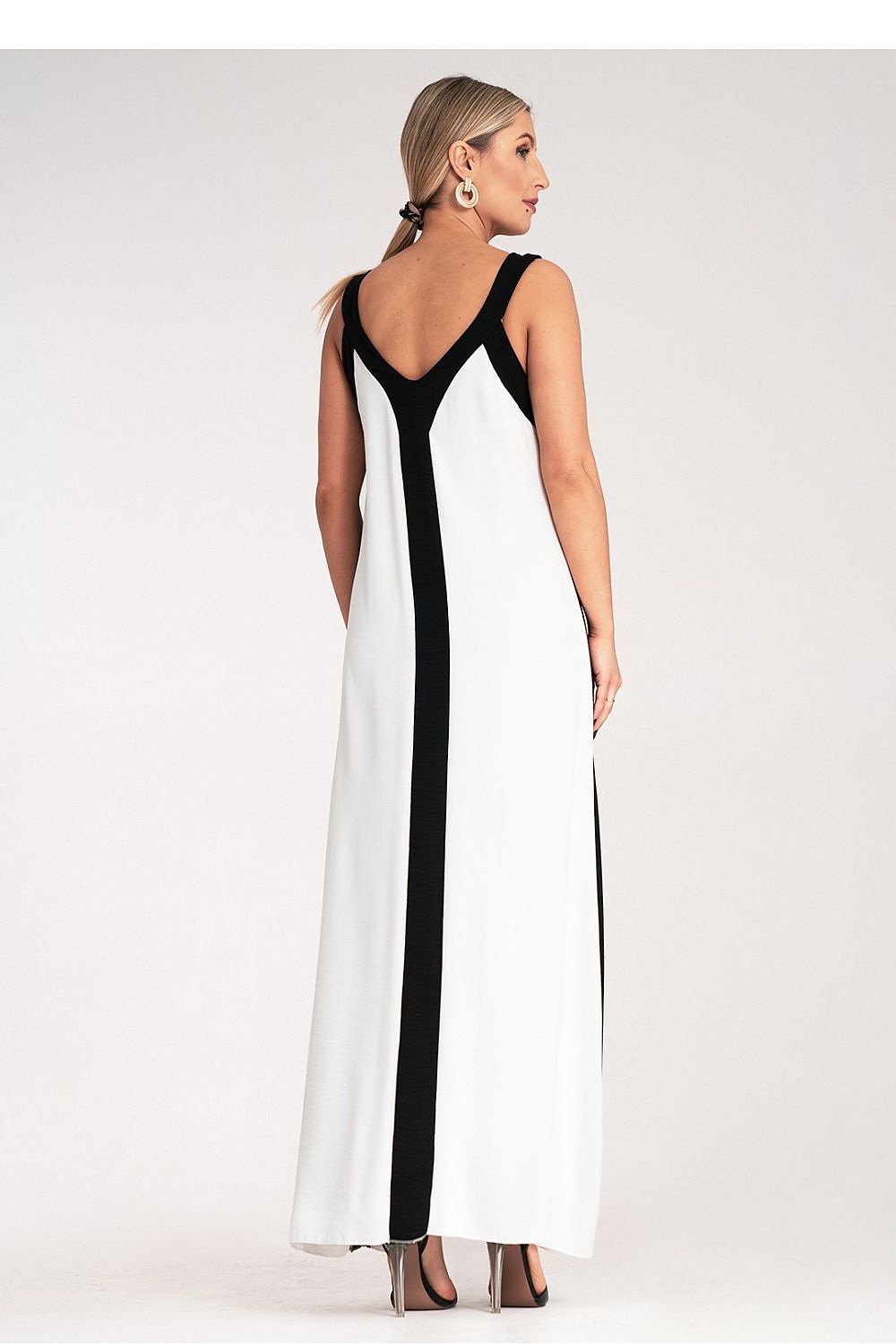 Elegant Figl maxi dress featuring a striking black and white contrasting pattern, designed with a flattering V-neckline, perfect for sizes S to XL.
