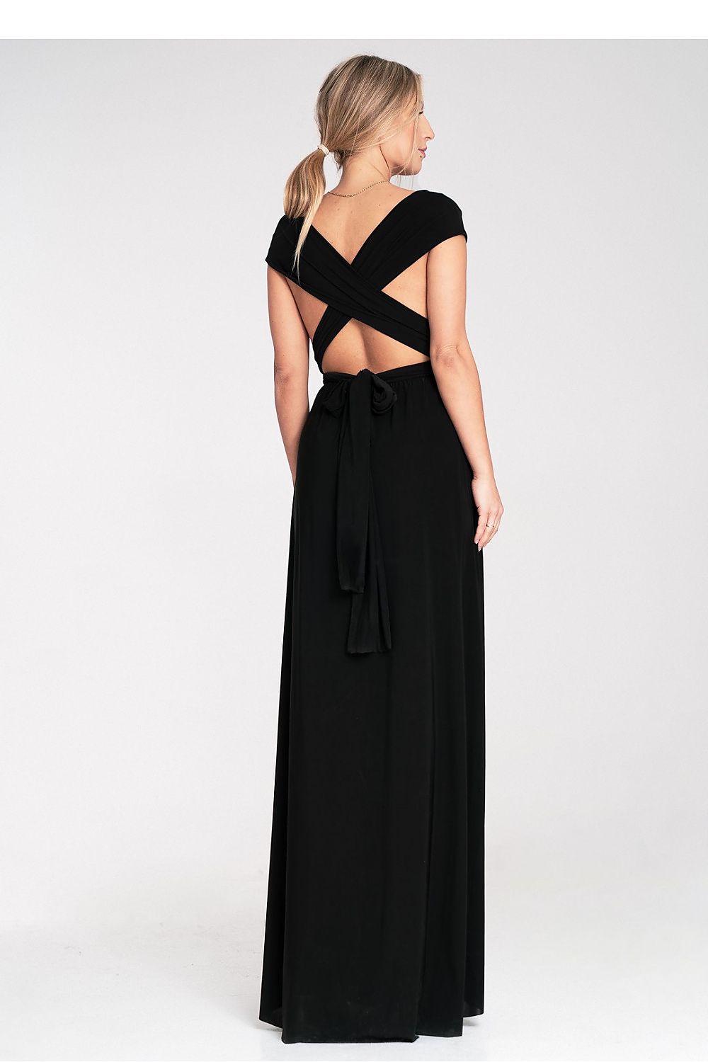 Luxury Figl maxi dress in a flowing design with a flattering sweetheart neckline, ideal for evening events.