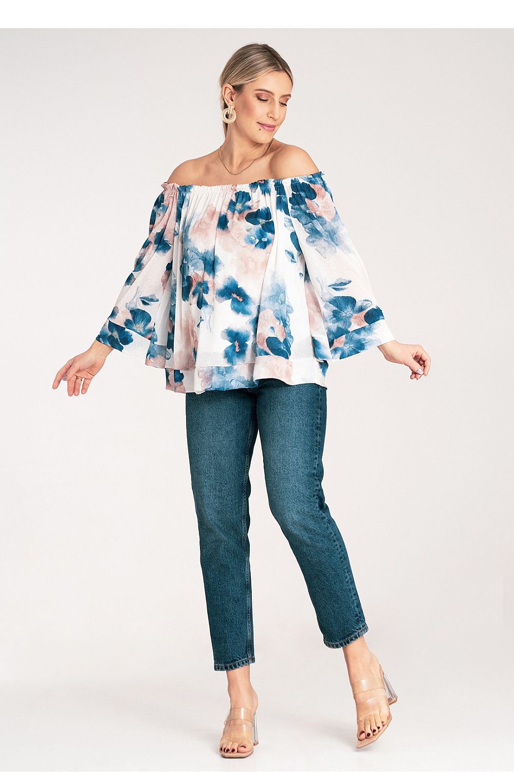 Chic Figl blouse crafted from 100% polyester, designed with a loose cut and cuffed 3/4 sleeves for a luxurious comfort.