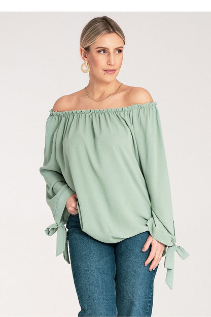 Stylish Figl blouse with wide pleated neckline, perfect for fashion-forward women looking for elegance.